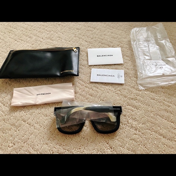 Balenciaga Black Oversized Sunglasses BA0009 01B - Picture 3 of 14